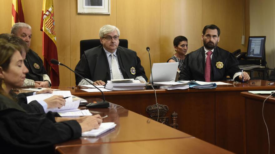 Un moment de la vista celebrada al TSJC, amb el jutge Manuel Táboas al mig.