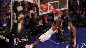 OG Anunoby (c) firmó este miércoles la jugada decisiva en la épica remontada de 29 puntos de los New York Knicks sobre los San Antonio Spurs en las Finales NBA. EFE/EPA/SARAH YENESEL SHUTTERSTOCK OUT. SHUTTERSTOCK OUT