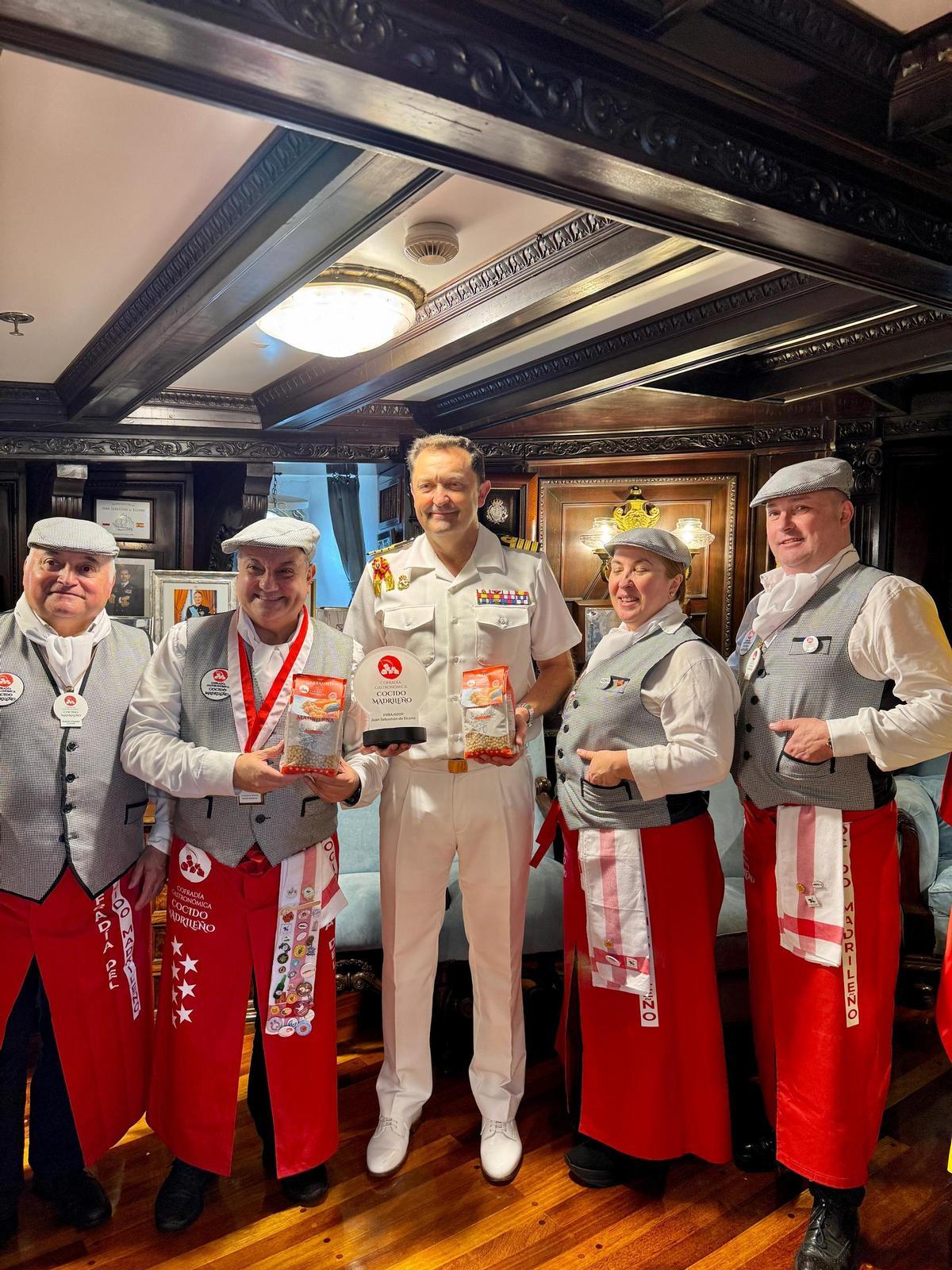 El cocido madrileño desembarca en Nueva York a bordo del 'Juan Sebastián de Elcano'.