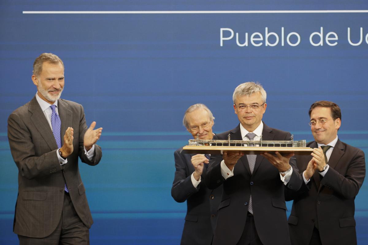 LA TOJA (O GROVE, PONTEVEDRA), 29/09/2022.-El Rey Felipe VI entrega el premio &quot;Foro la Toja-Vínculo Atlántico&quot; al embajador de Ucrania en España, Serhii Pohoreltsev, en representación del pueblo de Ucrania, en presencia del presidente del Foro, Josep Piqué y el ministro José Manuel Albares.