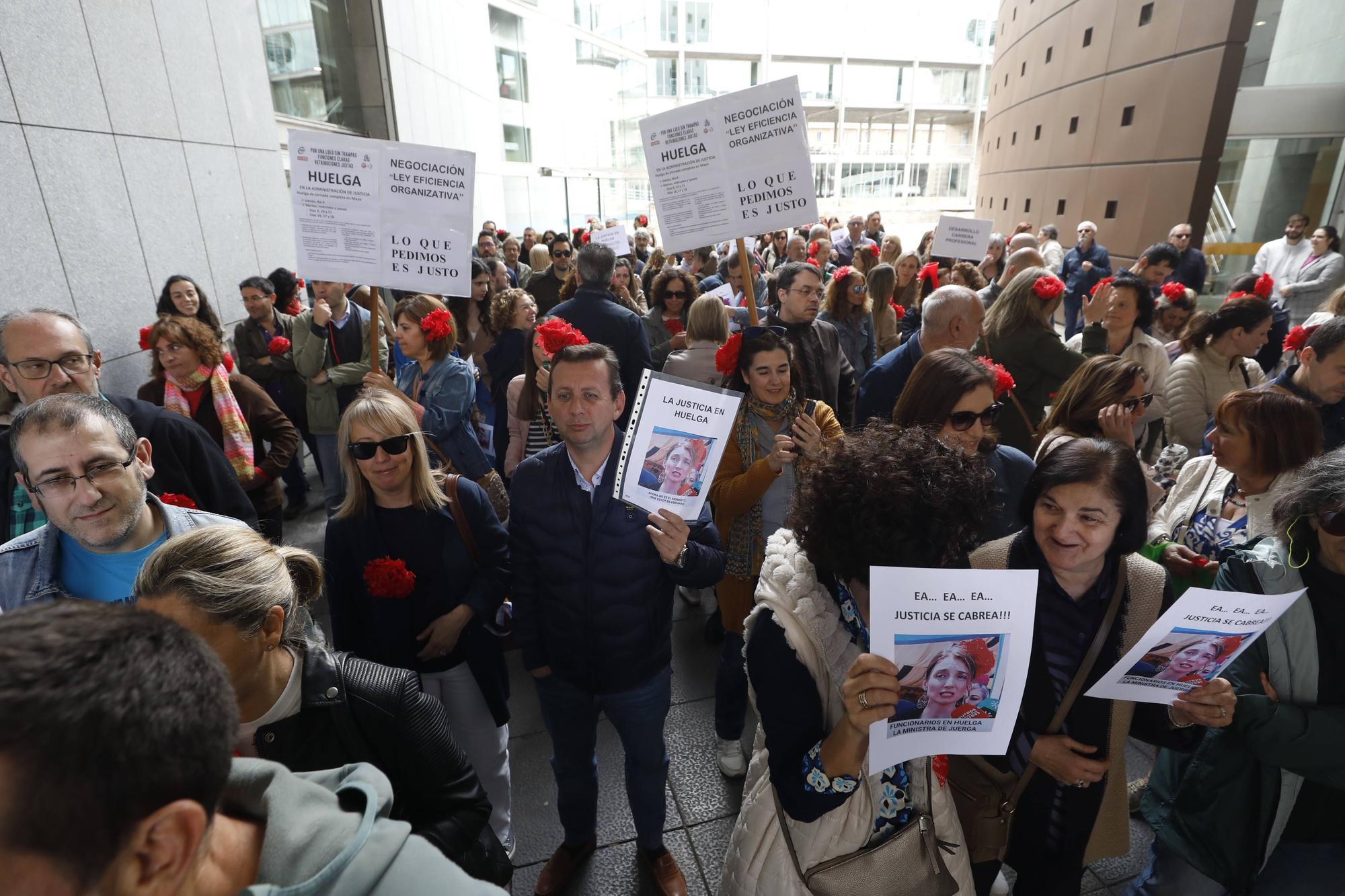 EN IMÁGENES: Los funcionarios de Justicia se manifiestan en Oviedo para reivindicar mejoras salariales