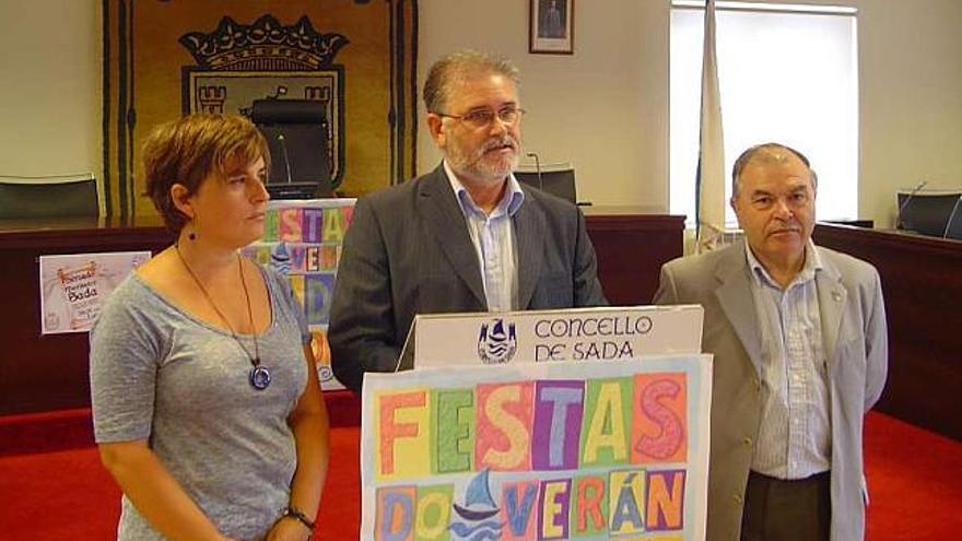 Castro, López Soto y Garrote, ayer durante la presentación de las fiestas. / la opinión