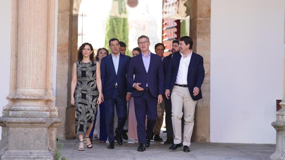 Alberto Núñez Feijóo acompañado de sus presidentes autonómicos en Salamanca.