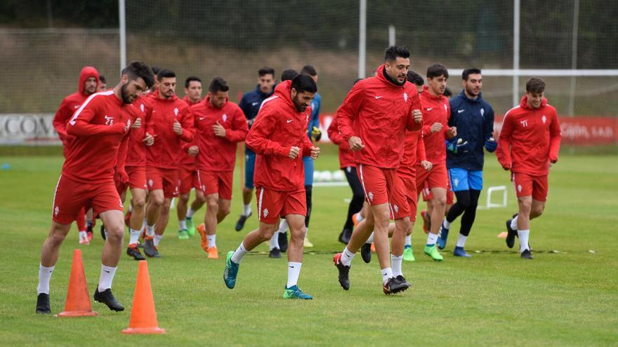 La plantilla del Sporting, en un momento de la sesión de trabajo en Mareo.