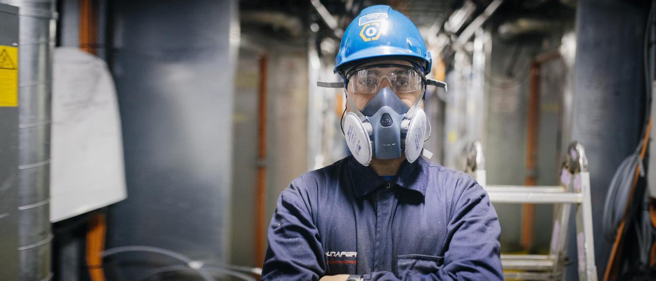 Trabajador de una auxiliar, a bordo del Evrima