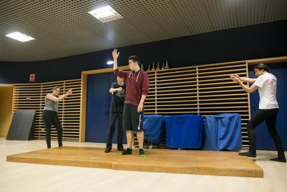 Sesión de expresión corporal en los ensayos del Joven Coro de la Fundación Princesa de Asturias