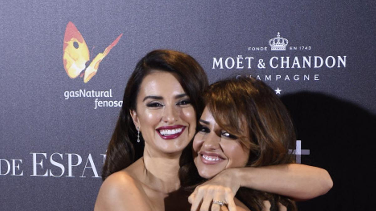 Penélope y Mónica Cruz, juntas en el estreno de la película 'La reina de España' en 2016