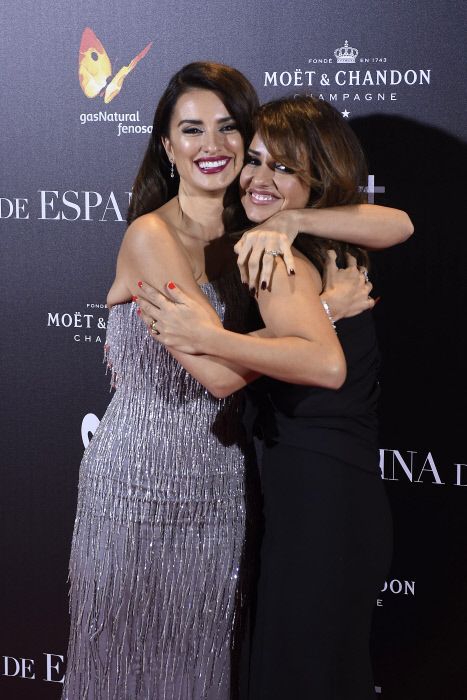 Penélope y Mónica Cruz, juntas en el estreno de la película 'La reina de España' en 2016