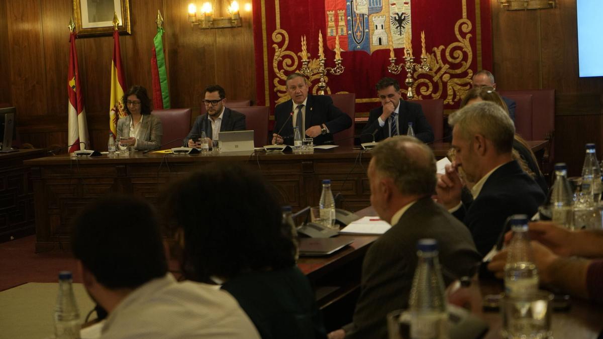El presidente Faúndez se dirige a la bancada de la oposición en el Pleno de la Diputación.