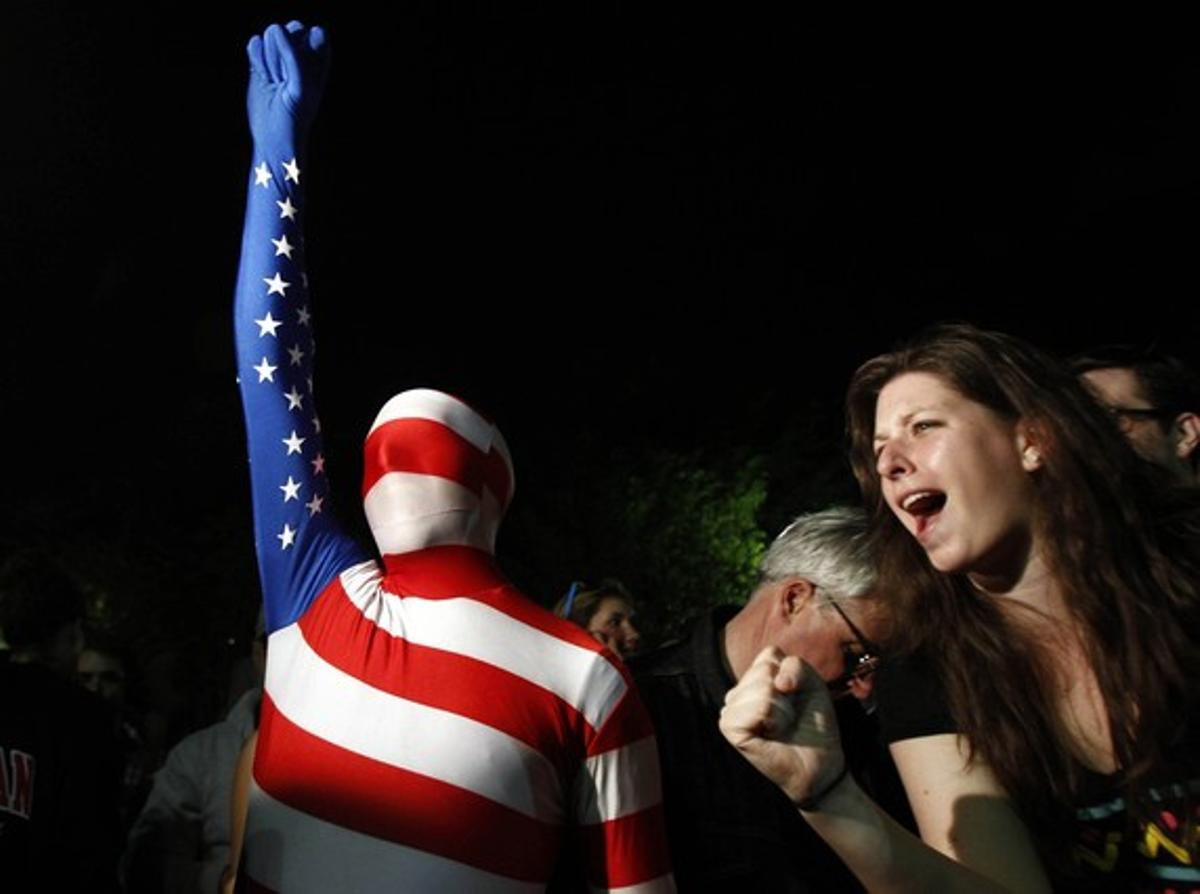 Els ciutadans de Washington han sortit al carrer i han celebrat davant la Casa Blanca la mort de Bin Laden. Els ciutadans de Washington han sortit al carrer i han celebrat davant la Casa Blanca la mort de Bin Laden.