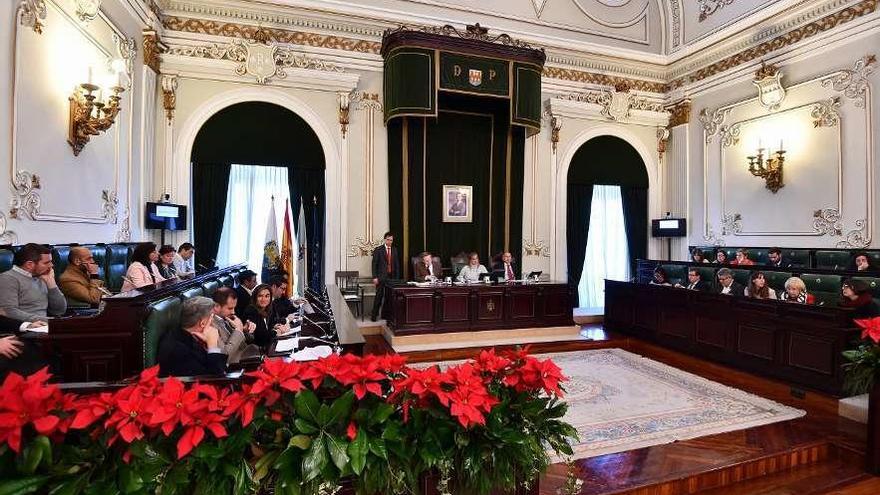 El salón de plenos de la Diputación Provincial, en una de las sesiones celebradas ayer. // Gustavo Santos