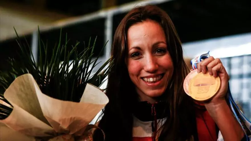 La llegada de Jessica Vall junto a sus medallas del Europea