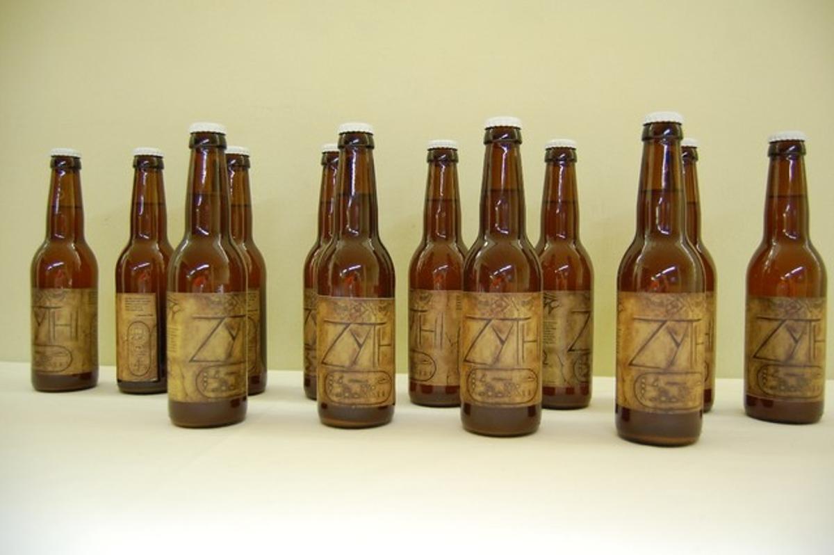 Imatge de la cervesa Zythi, produïda expressament a Badalona per a la desena edició de la Magna Celebratio. Imatge de la cervesa Zythi, produïda expressament a Badalona per a la desena edició de la Magna Celebratio.