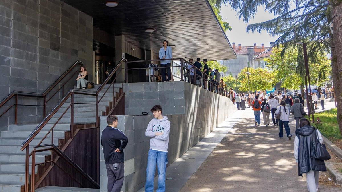 Estudiantes de la Universidade de Santiago preparan sus exámenes en la Biblioteca Concepción Arenal.