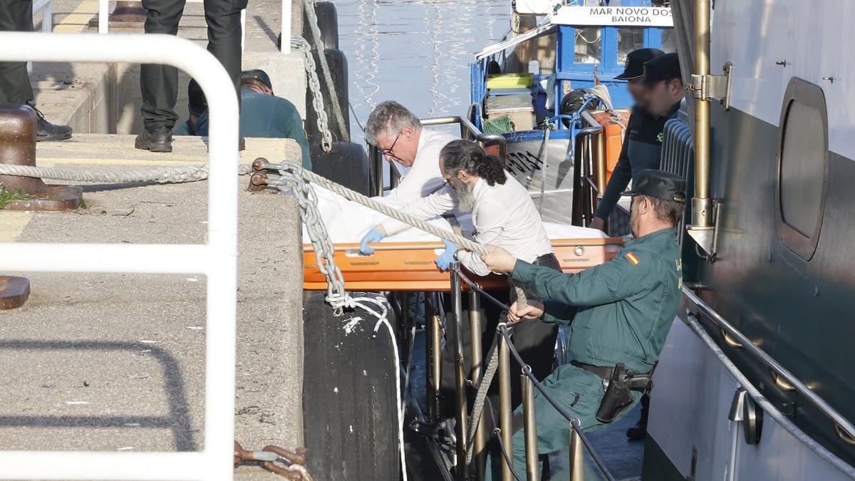 Llegada al puerto de Baiona del cadáver del pescador desaparecido en Monteferro.