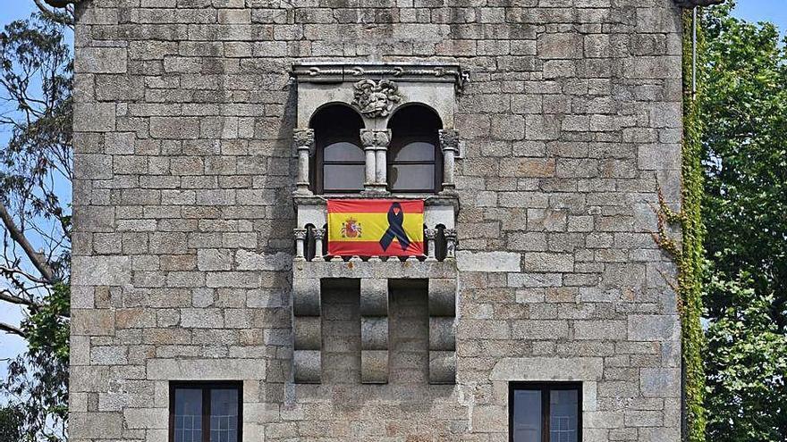 Torreón del Pazo de Meirás con la bandera y un crespón negro.