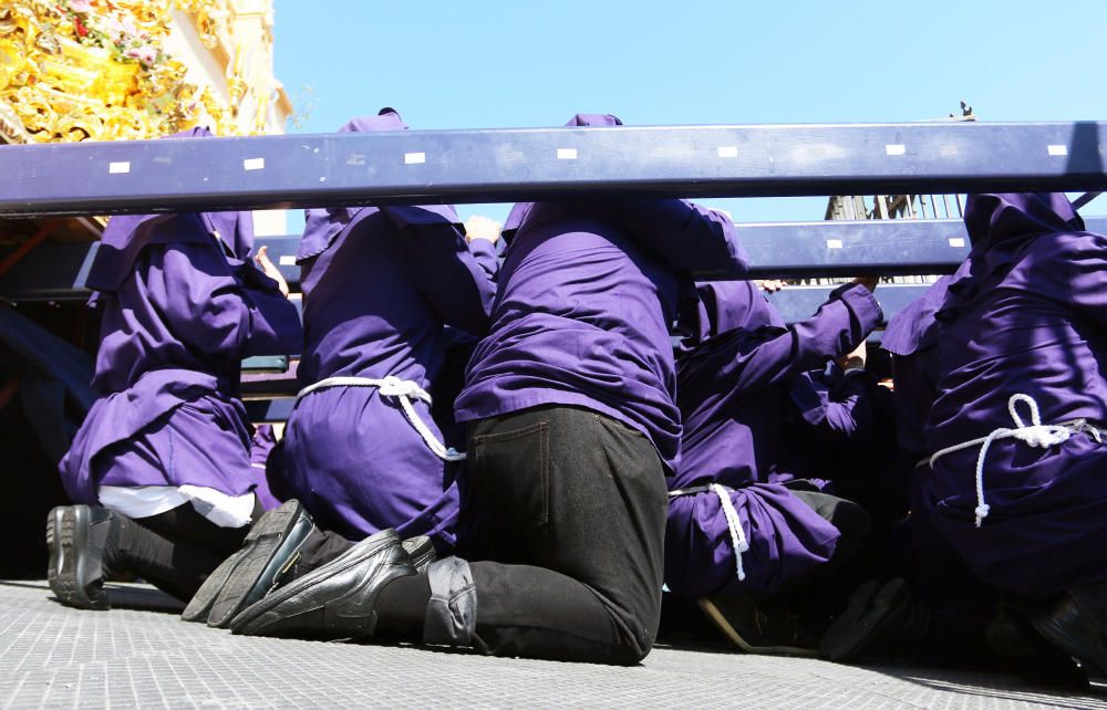 DOMINGO DE RAMOS. Hombres de trono del Cristo de la Esperanza en su gran Amor en San Pablo.