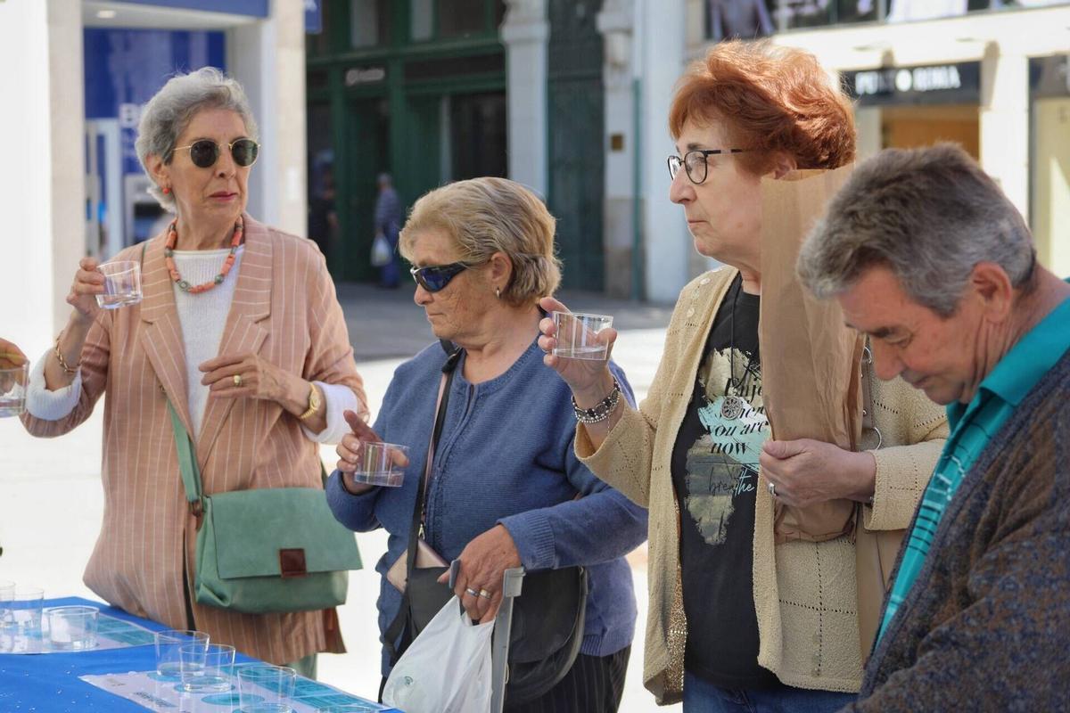 Participantes en la cata de agua organizada por Aquona.