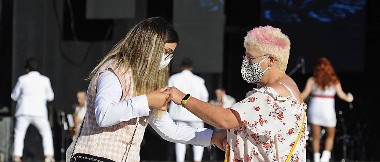 Público bailando frente a la orquesta durante las fiestas de San Paio en A Estrada.|   //BERNABÉ/J.LALÍN