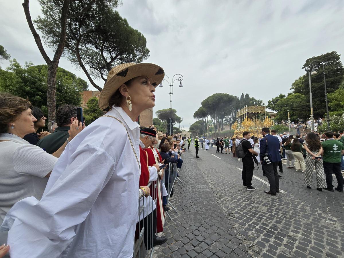 Antonia Dell’Atte viendo a la Virgen de la Esperanza.