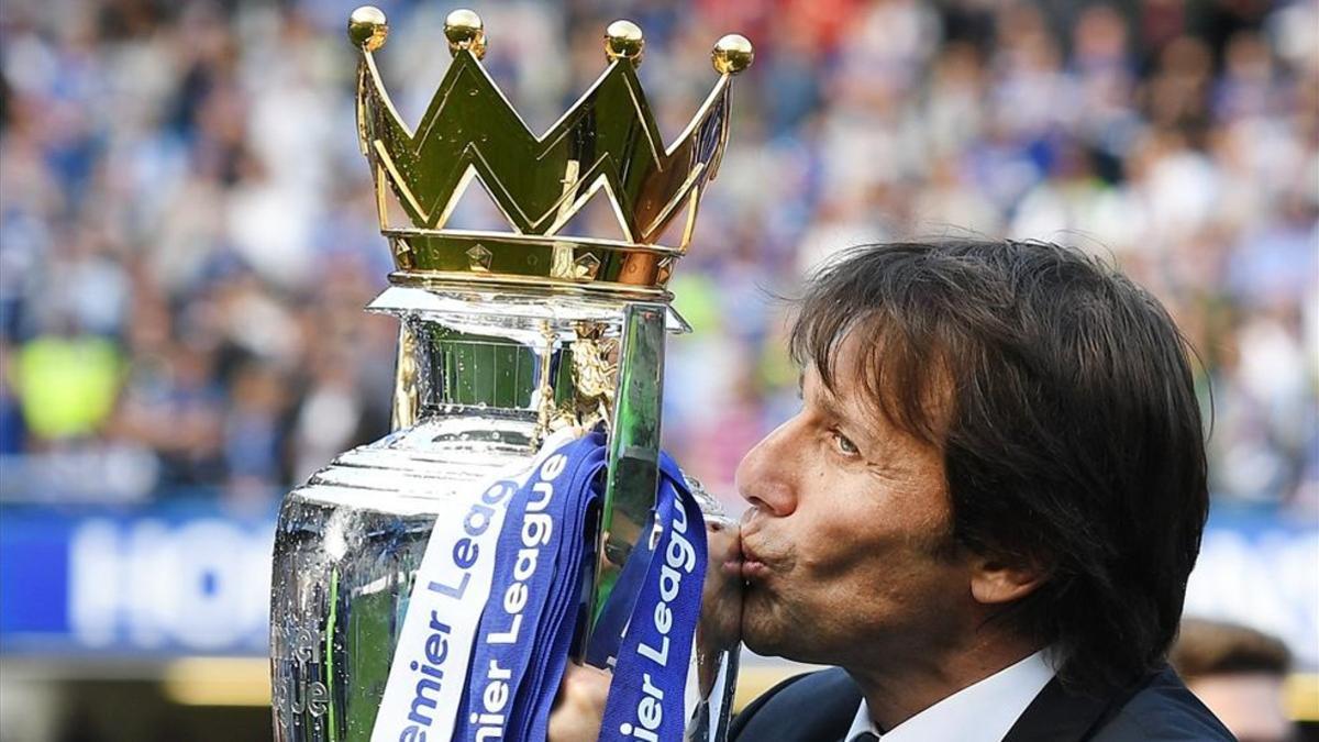 Conte besa el trofeo de campeón de la Premier League