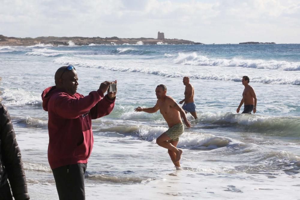 Primer baño del año en ses Salines.