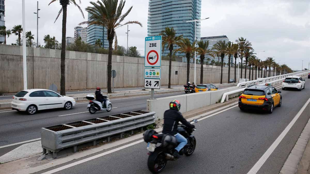 Cartel de Zona de Bajas Emisiones en la salida 24 de la Ronda Litoral de Barcelona