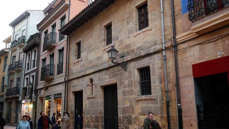 Edificio del número 10 de la calle Magdalena, propiedad de la Iglesia.