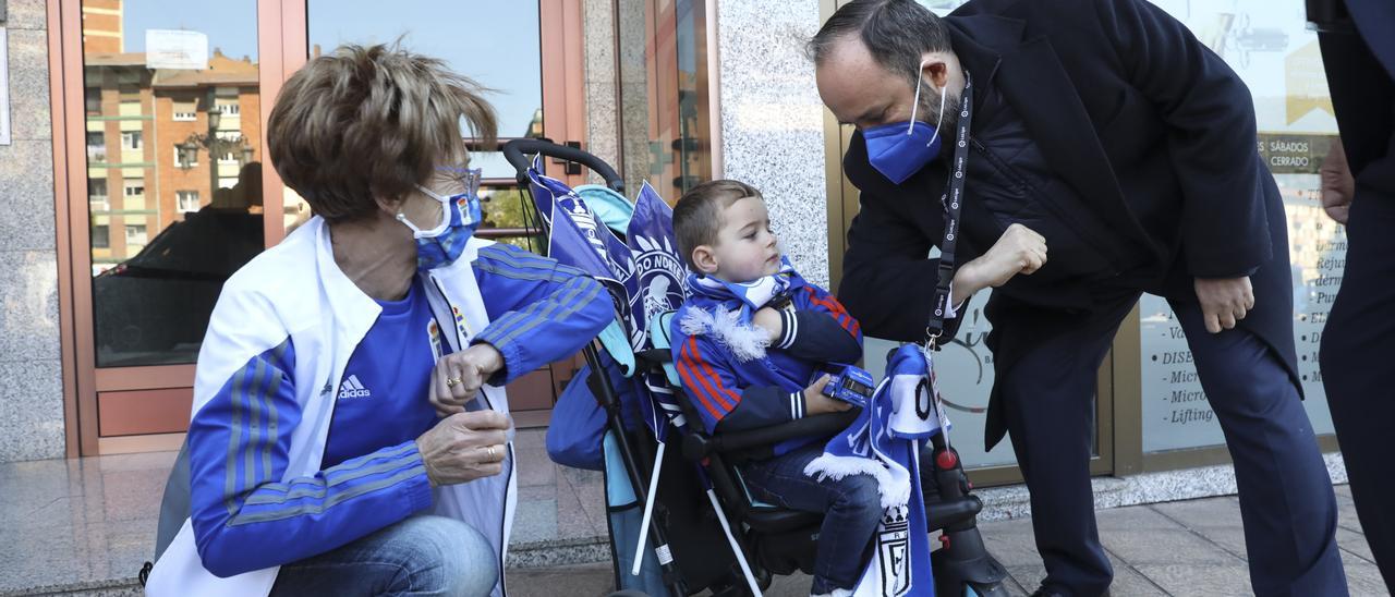 El pequeño Dani sacrifica la siesta para ver al Real Oviedo salir hacia Gijón