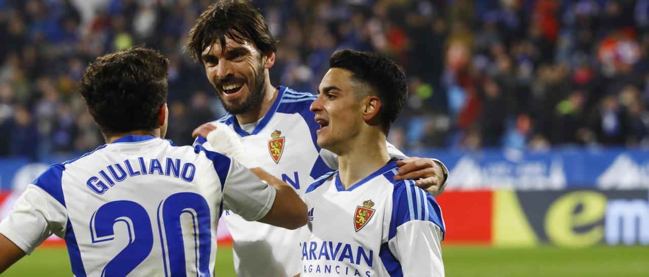 Giuliano, Eugeni y Bermejo celebran el gol de la victoria ante el Ibiza.