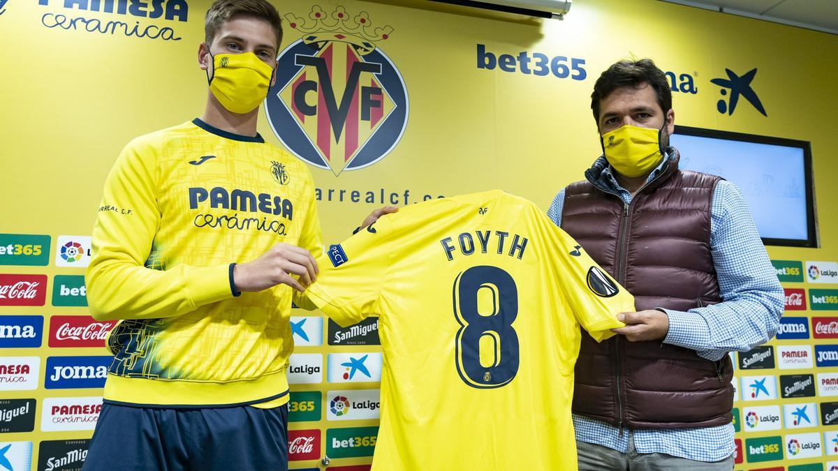 El defensa argentino Juan Foyth (i), junto al consejero delegado, Fernando Roig Negueroles, durante la presentación del jugador la pasada temporada.