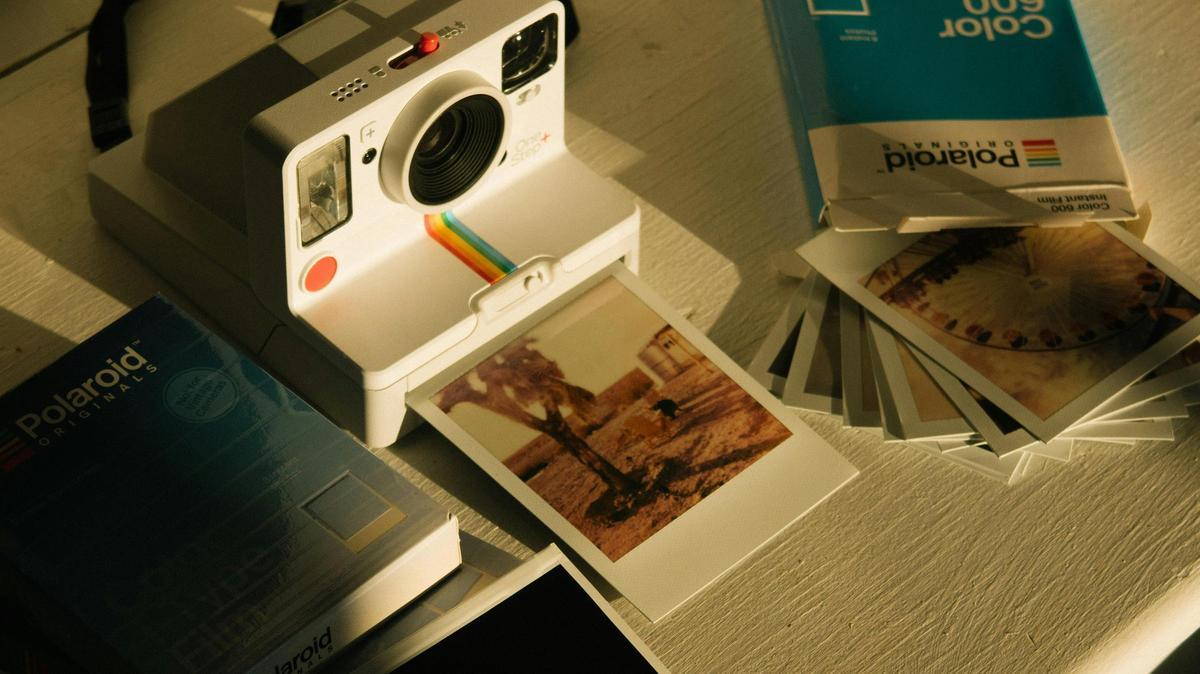 Colas kilométricas en Action para conseguir una cámara estilo Polaroid por menos de 20 euros: imprime tus fotos y consérvalas para siempre