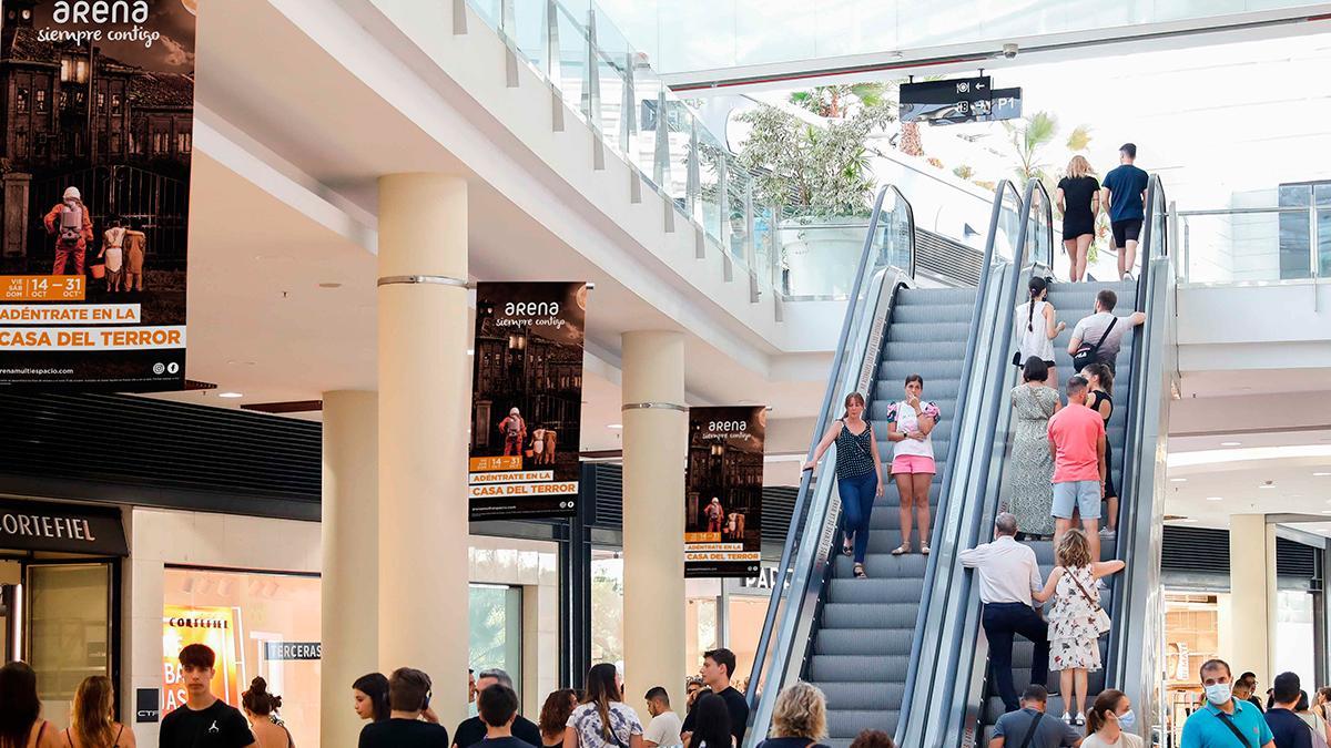 El centro comercial Arena cuenta con un gran número de tiendas y locales de restauración. 