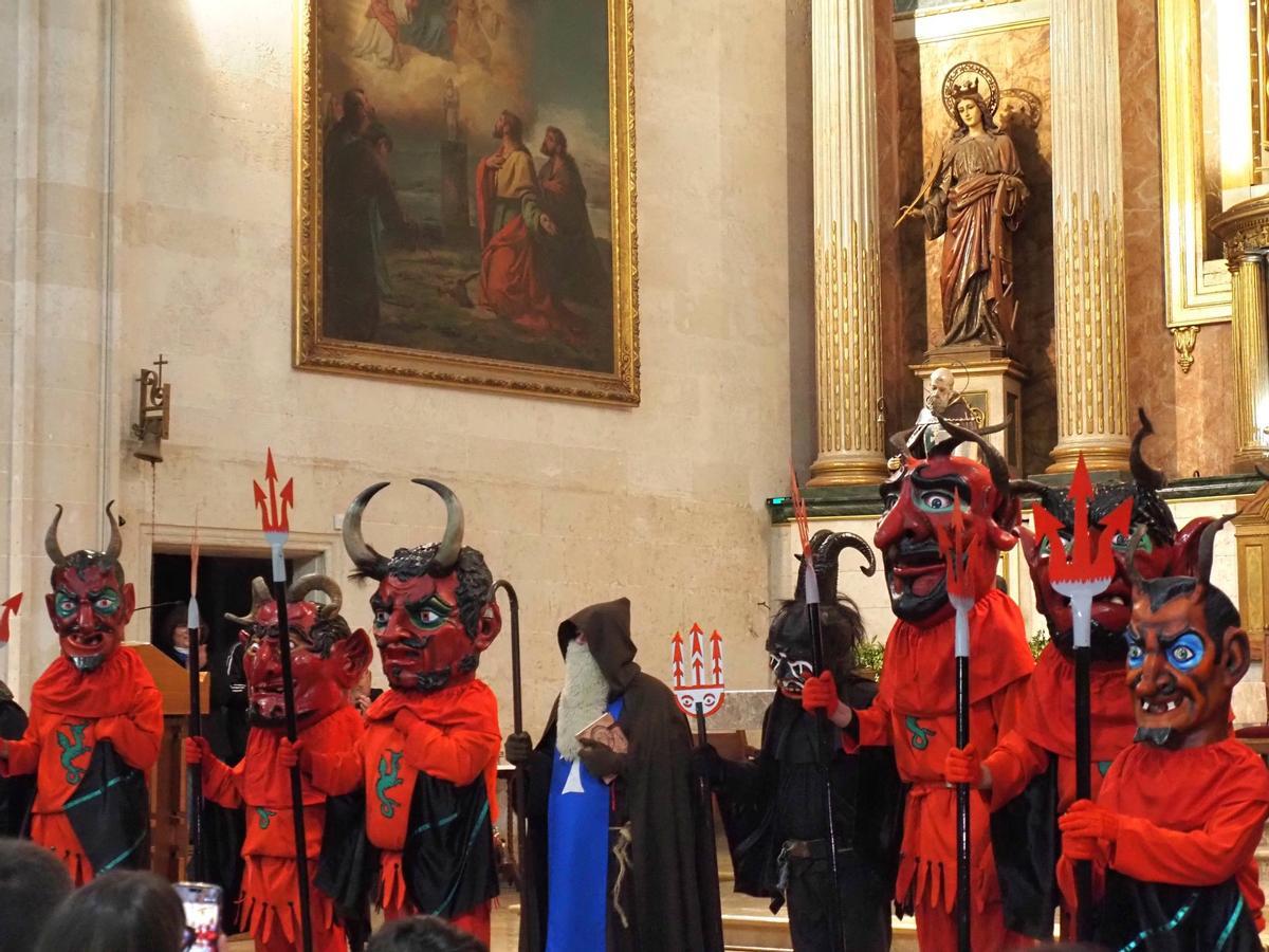 Los 'dimonis' y Sant Antoni de sa Pobla.