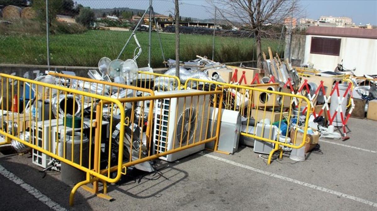 Estris utilitzats a& les plantacions de marihuana emmagatzemats a la comissaria dels Mossos de Figueres.