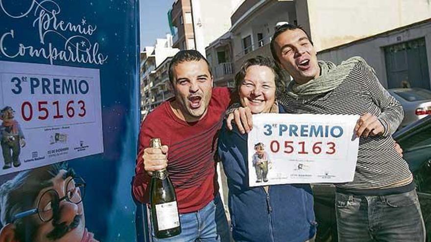 Premiados brindan con el tercer premio en Oropesa del Mar, en Castellón. | domenech castelló