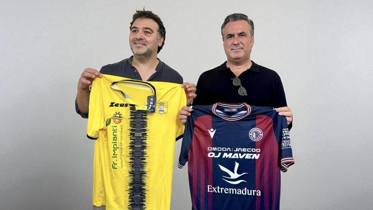 Pepe Reynolds, del Extremadura, en el intercambio de camisetas.