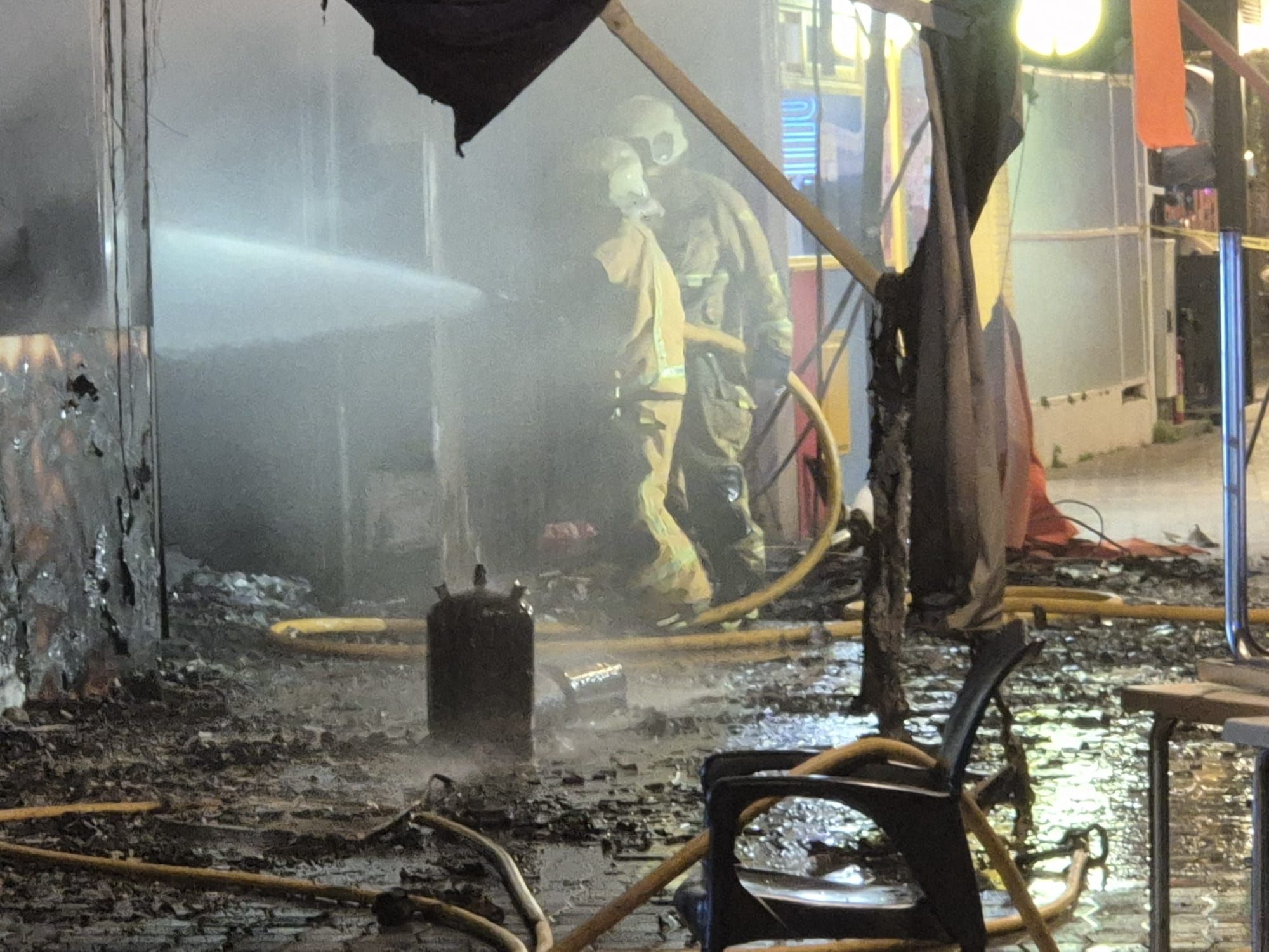 FOTOS | Un incendio en el bar mexicano El Pincho que ha afectado a otros dos locales en el Paseo Marítimo de Palma