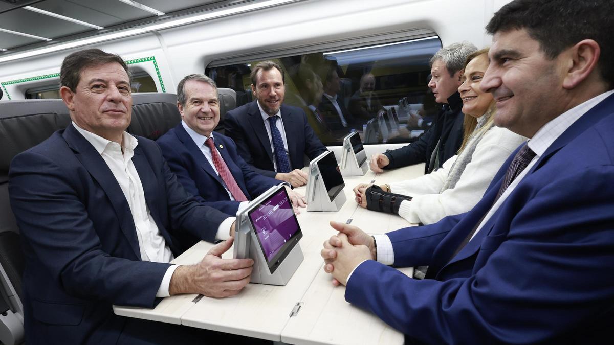 El alcalde, Abel Caballero, y el ministro de Transportes, Óscar Puente, durante el viaje de pruebas de los trenes Avril a Vigo en enero de 2024.