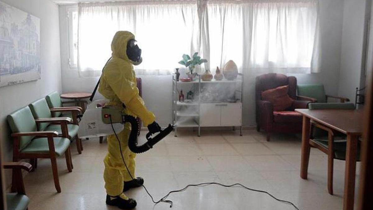 Un miembro de la UME desinfecta una residencia de ancianos