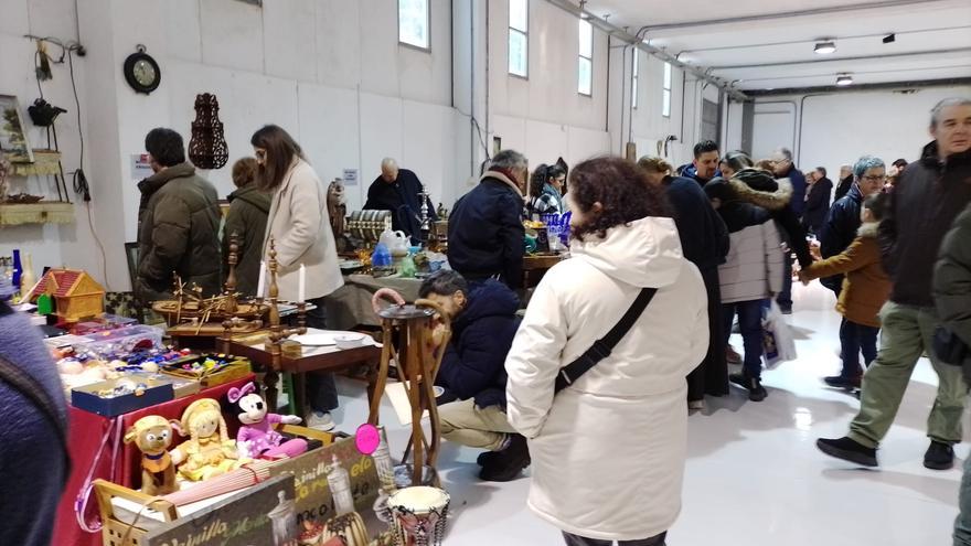 A Feira de Oportunidades e Antigüidades da Estrada mantén o seu tirón en afluencia