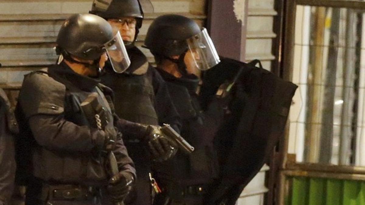 Agentes de las fuerzas especiales rodean el edificio donde se han atrincherado los terroristas, en Saint-Denis.