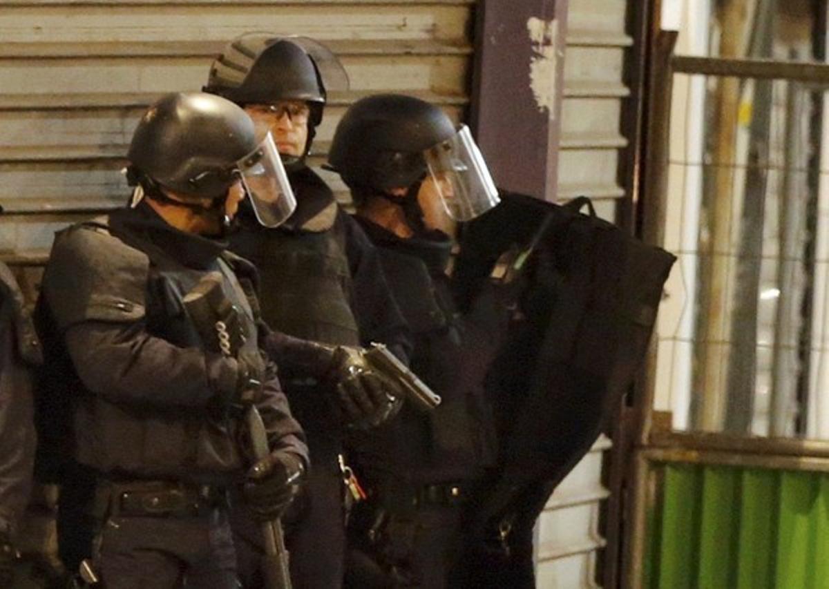Agents de les forces especials envolten l’edifici on s’han atrinxerat els terroristes, a Saint-Denis.