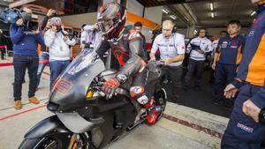 El tricampeón mallorquín de MotoGP, Jorge Lorenzo, ha estrenado hoy su Honda RC213V en el circuito de Valencia.
