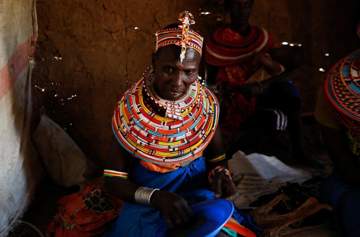 Las mujeres de la tribu Samburu que escaparon de la mutilación genital femenina y otros tipos de violencia de género hacen adornos tradicionales en la aldea de Umoja donde los hombres están restringidos, en Kenia