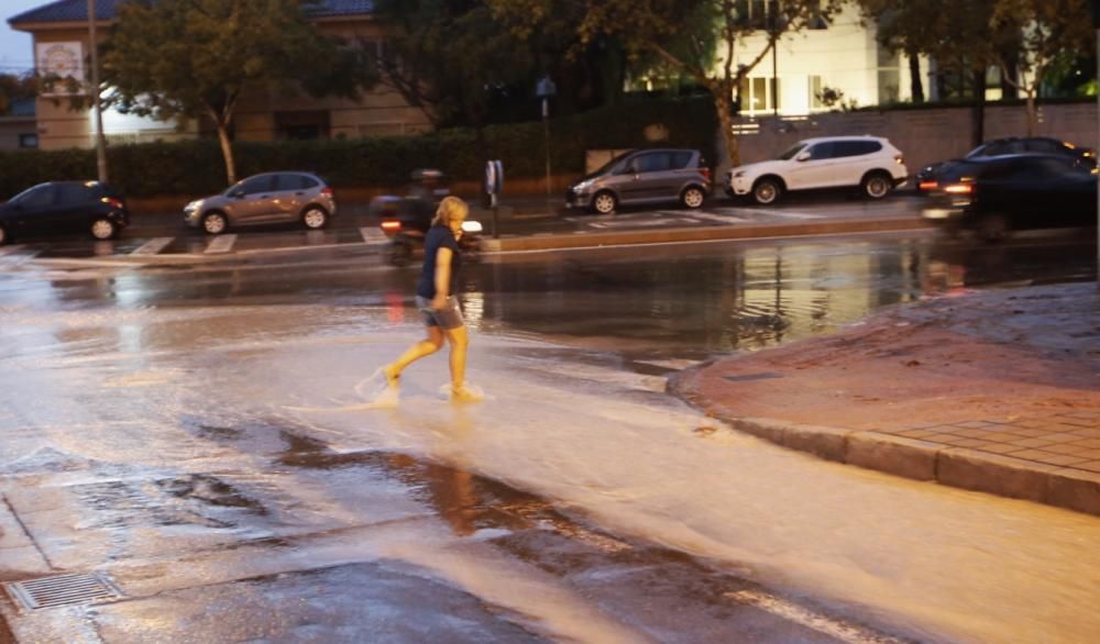 Una fuerte tormenta descarga 13 litros/m2 sobre Alicante en tan solo diez minutos