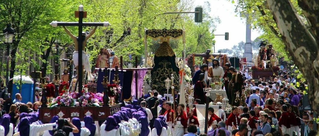 Imagen de la procesión Magna de Cáceres en 2015, cedida por 'Tusemanasanta.com', antes de su salida desde Cánovas hasta la plaza Mayor.