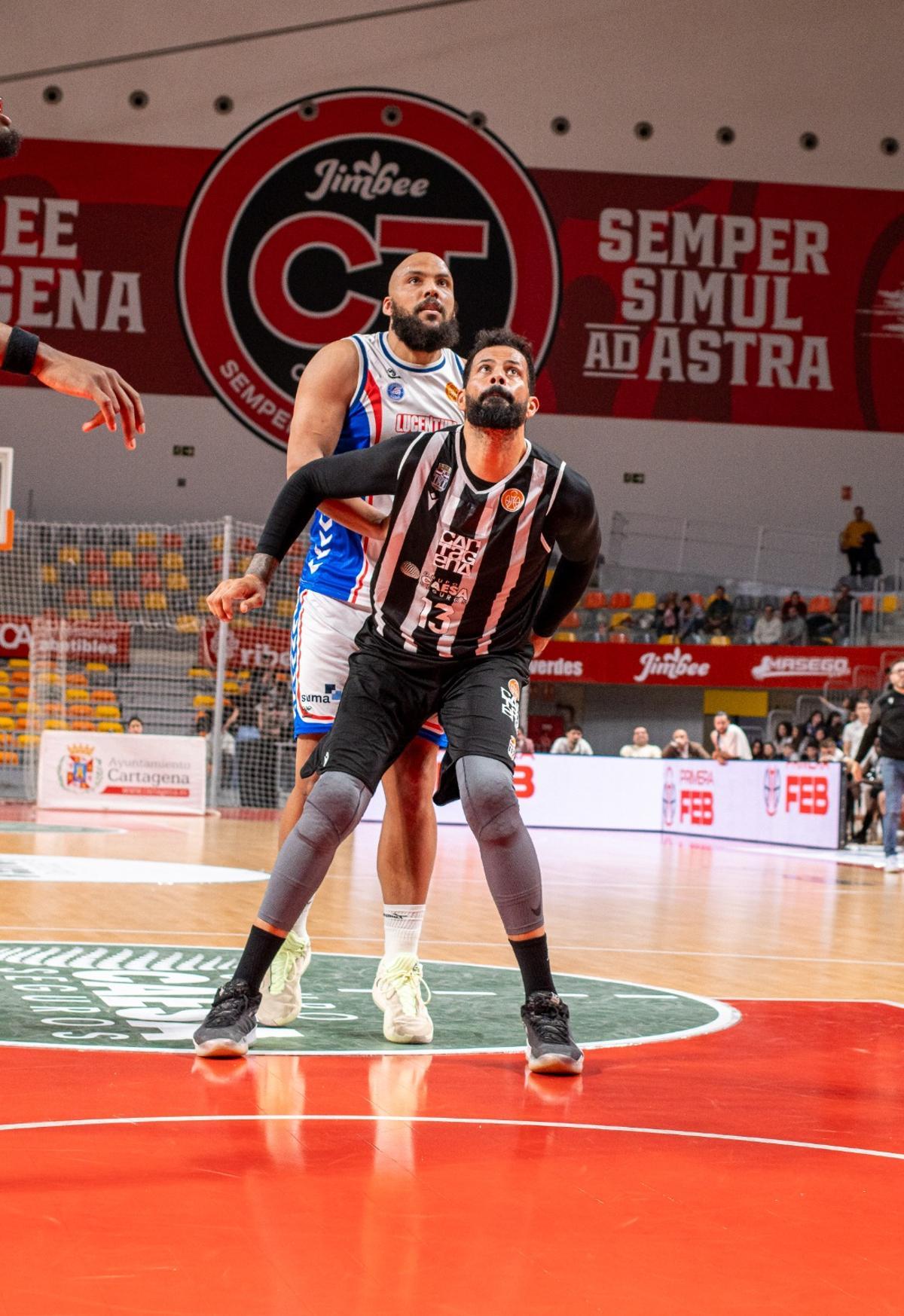 Vitor Faverani protege el rebote mientras Kevin Larsen espera detrás.