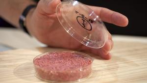 Las dos empresas aseguran que la carne producida en laboratorios ayudará a crear una industria alimentaria más sostenible.
