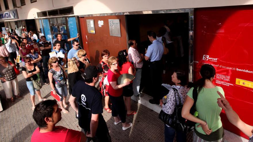 Cola en la puerta de la oficina del Servef de Benidorm, en una imagen de archivo.